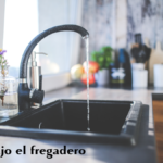fuga de agua bajo el fregadero
