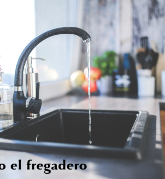 fuga de agua bajo el fregadero