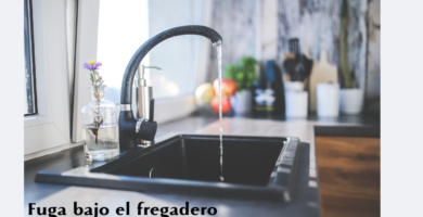 fuga de agua bajo el fregadero